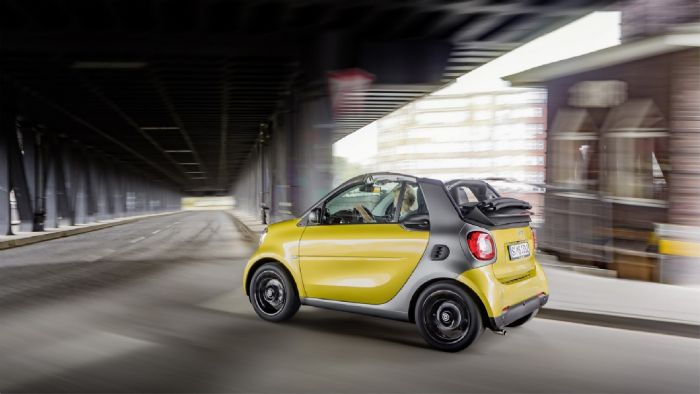 Το νέο Smart ForTwo Coupe θα είναι διαθέσιμο και με υφασμάτινη οροφή.